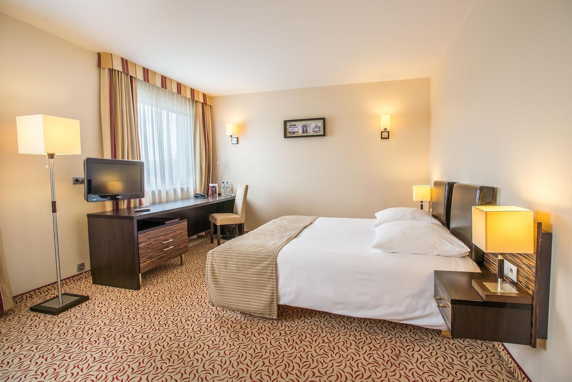 Qubus Hotel เคียลเซ ภายนอก รูปภาพ