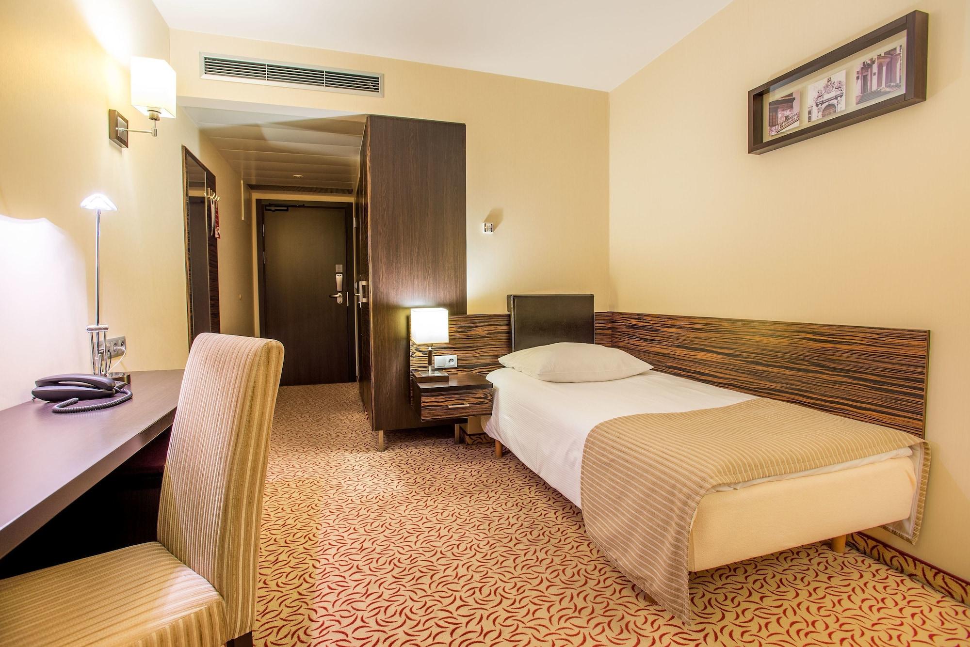 Qubus Hotel เคียลเซ ภายนอก รูปภาพ