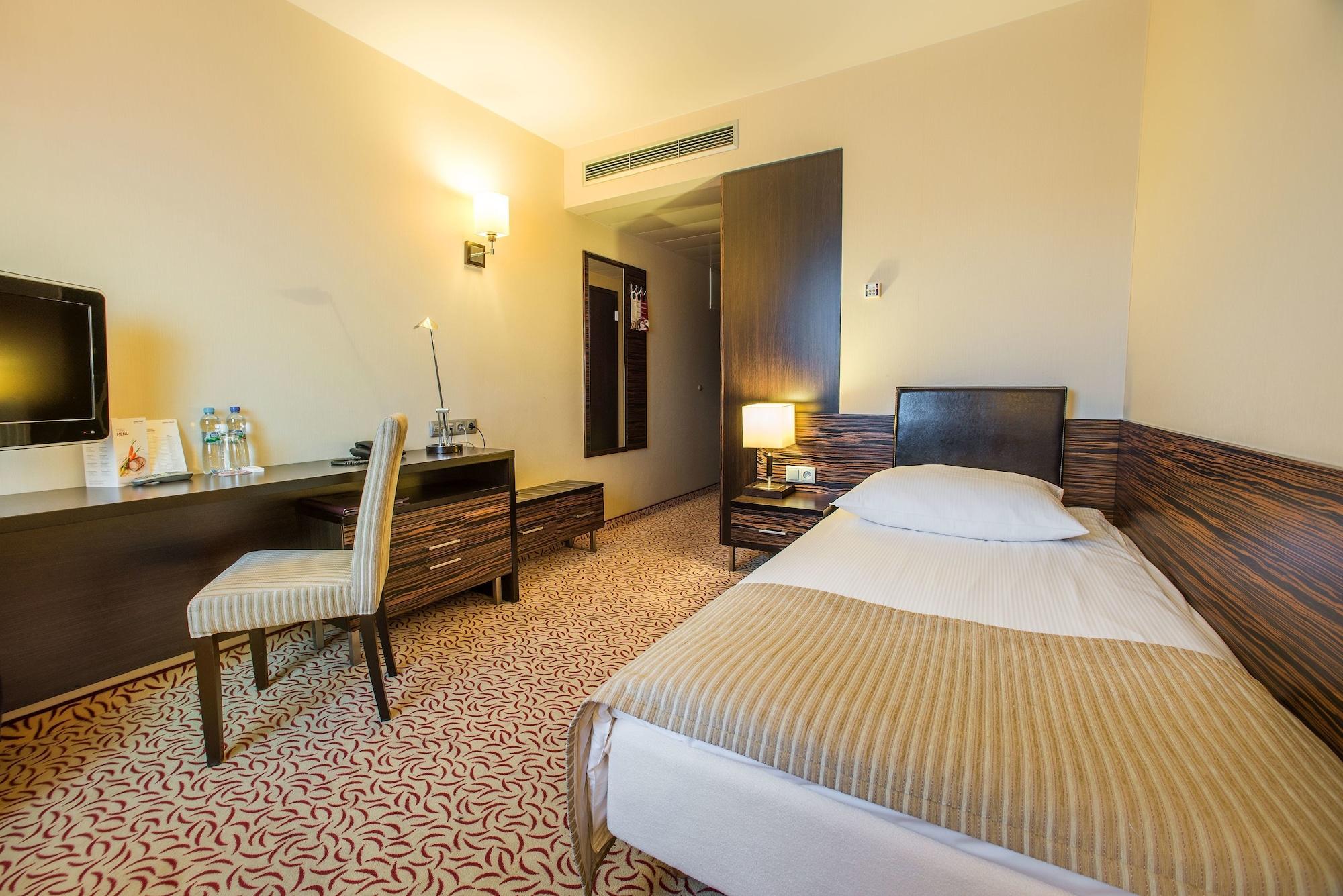 Qubus Hotel เคียลเซ ภายนอก รูปภาพ