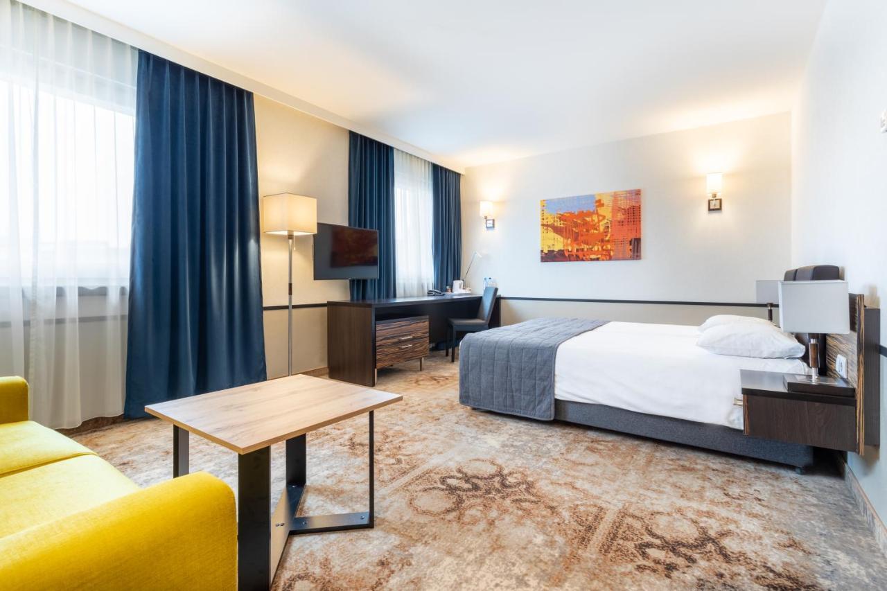 Qubus Hotel เคียลเซ ภายนอก รูปภาพ