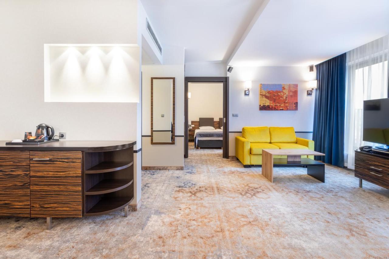 Qubus Hotel เคียลเซ ภายนอก รูปภาพ